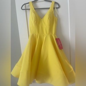 Mcdougal short homecoming/other event dress. Size 6 never worn.